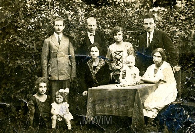 KKE 023.jpg - Rodzina Muszałowskich w odwiedzinach u Heleny Orzechowskiej w Zurnem. od lewej: pierwsza siedzi Waleria Nahorna z domu Muszałowska, na jej kolanach Alicja Orzechowska. Od lewej stoją: pierwszy Józef Muszałowski, drugi Hipolit Muszałowski, trzecia Kazimiera Muszałowska, czwarty Adam Orzechowski. Ponadto przy stole siedzą: od lewej: wychowanka Pelagii i Andrzeja Muszałowskich, Maria Wiernicka (matka chrzestna Alicji Orzechowskiej) wraz z Heleną Orzechowską. Na stole siedzi brat Alicji Orzechowskiej Henryk, Zurne, 1926 r.